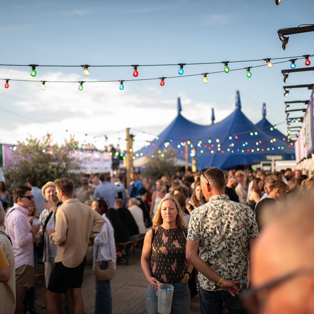 Oliventræer i baggrund til festival